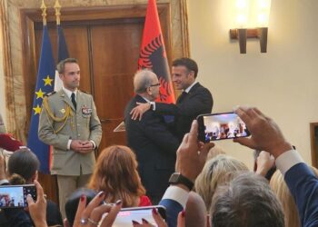 “Oficer i Madh i Legjionit të nderit”, Macron nderon Kadarenë (FOTO)