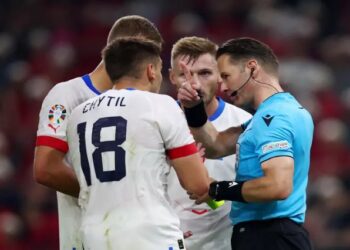 Shpatull apo dorë, në Çeki ende diskutojnë për të kuqin