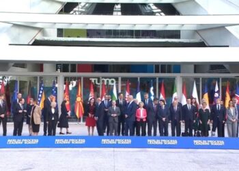 Flamuri i Kosovës, Brnabiç bojkoton foton familjare në Samit