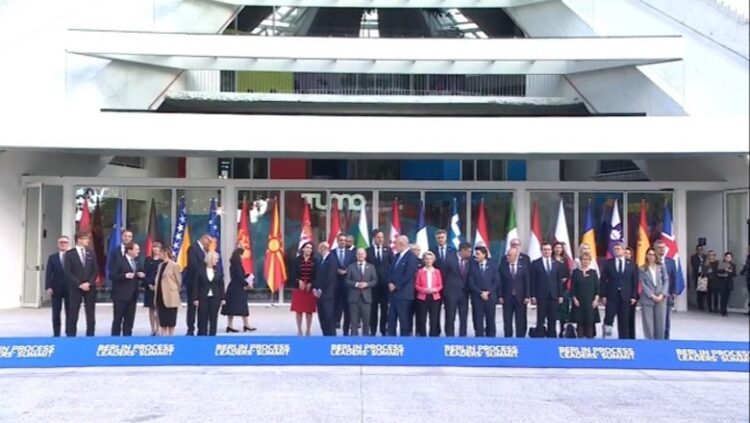 Flamuri i Kosovës, Brnabiç bojkoton foton familjare në Samit