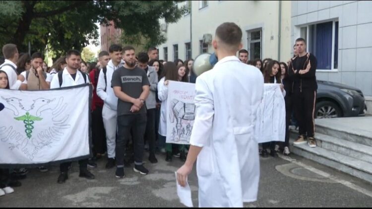 Studentët e Mjekësisë vijojnë bojkotin: Qeveria të tërhiqet nga ligji