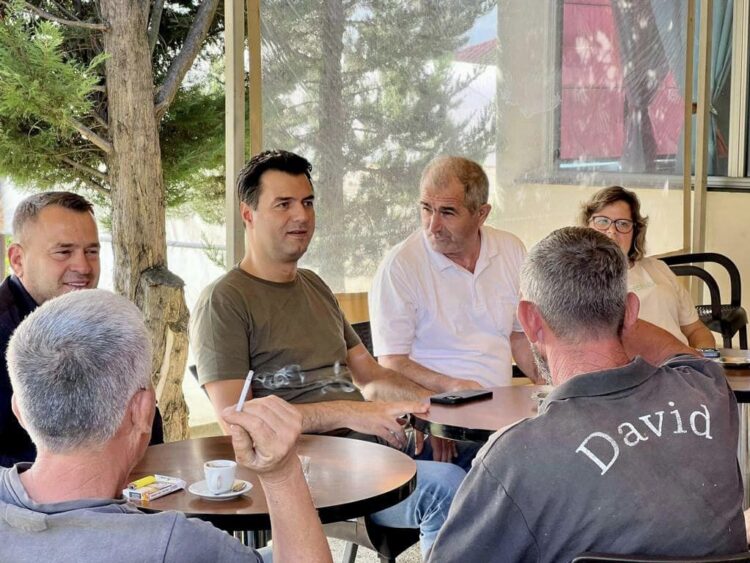 Basha takim me banorët e Pezë Helmësit dhe Vaqarrit