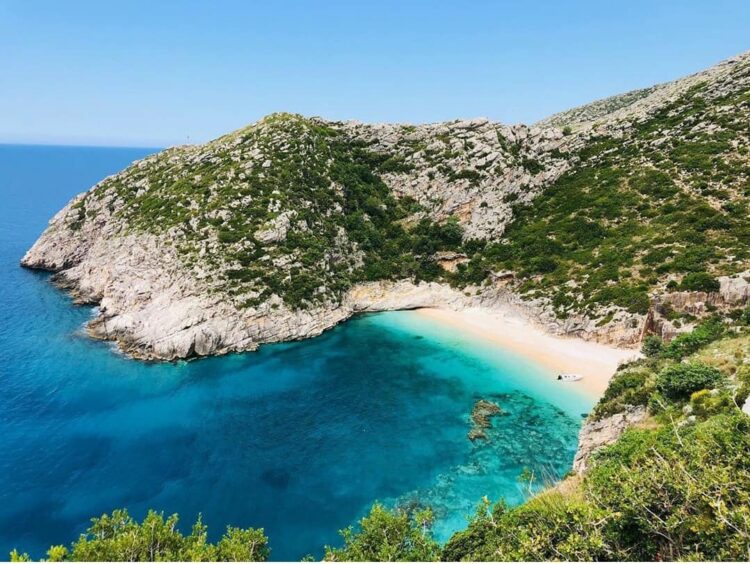 Humbi në Karaburun, policia shpëton turistin zviceran