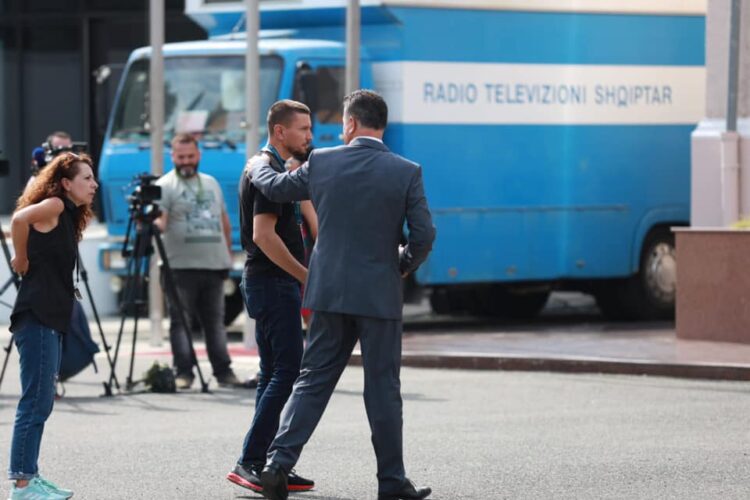 Incidenti me kameramanin, Noka i kërkon falje (FOTO)