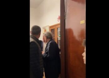 VIDEO/ Tensione në Kuvend, përplasje mes deputetëve. Ja ç’po ndodh