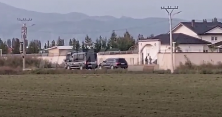 Momenti kur ‘baronit’ të drogës i rrethohet banesa dhe resorti luksoz