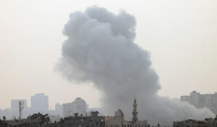 Izraeli përshkallëzon bombardimet në Gaza, ndërhyn nga toka