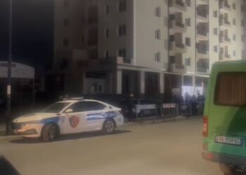 Të rinjtë “masakrojnë” me shkelma një person në Tiranë