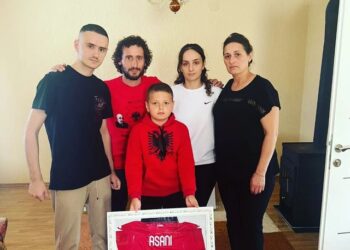 Ballist Morina viziton familjen e policit të vrarë Afrim Bunjaku, i dhuron fanellën e Asanit