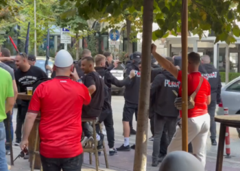 “Plisat” ndezin atmosferën në Tiranë, nisin festën (VIDEO)