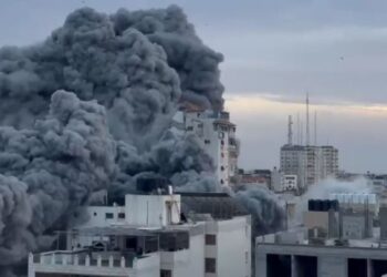 Shikoni si shkatërrohet kulla 11-katëshe “Palestine Tower” (VIDEO)