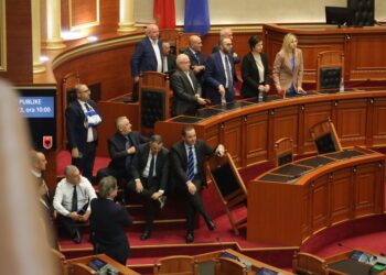 Protesta e opozitës në Kuvend, kundra edhe deputetët e Bashës: Po i shërbejnë Ramës