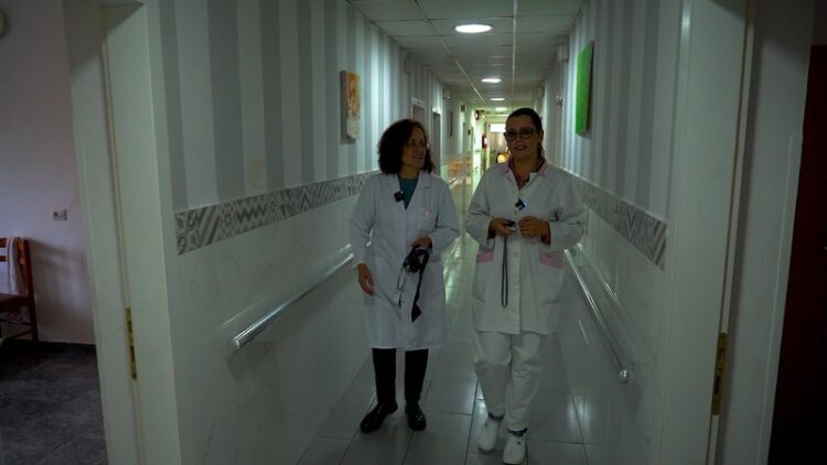 Trondit mjekja e azilit: Ka fëmijë që iu marrin pensionet prindërve dhe nuk i varrosin