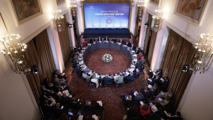 Tensionet në Veriun e Kosovës mbizotërojnë takimin e Procesit të Berlinit