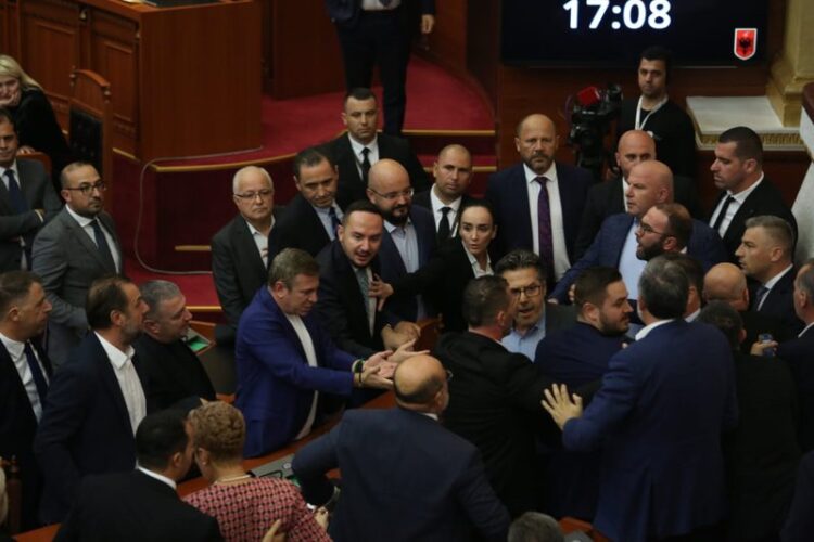 Tensionet në Kuvend, grupimi Basha: Fajin e ka opozita, dhurata për Ramën