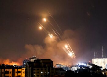 Raketat “ndriçojnë” qiellin e Lindjes së Mesme