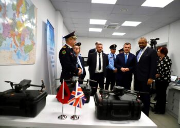 Britania dhuron dronë për të kontrolluar kufirin tokësor e detar