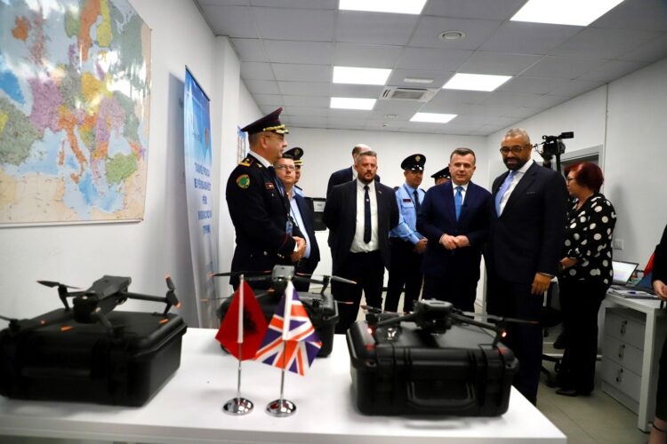 Britania dhuron dronë për të kontrolluar kufirin tokësor e detar