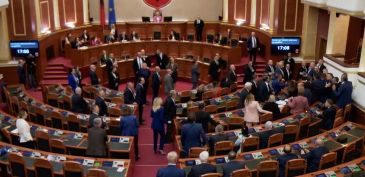 Tensione në Kuvend, përplasje fizike mes Nallbabit dhe Sinës