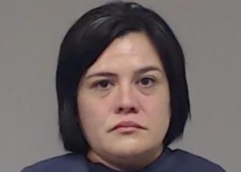 Tortura sadiste mbi 24-vjeçaren, gruaja dënohet me 75 vite burg