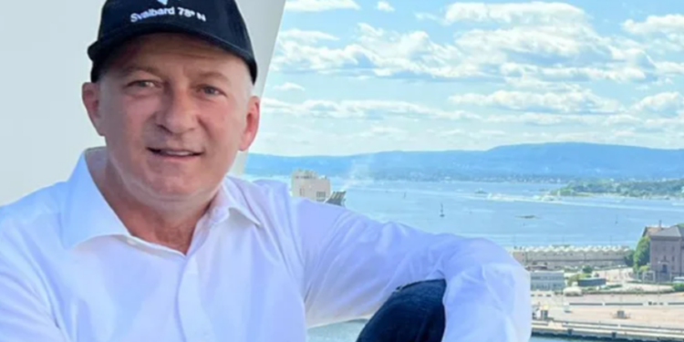 Arjan Konomi falenderon Luizin dhe thumbon publikisht miqtë e tij