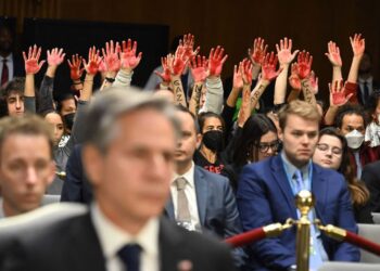 Kundër luftës në Gaza, protestuesit ndërpresin fjalën e Blinken në Senat