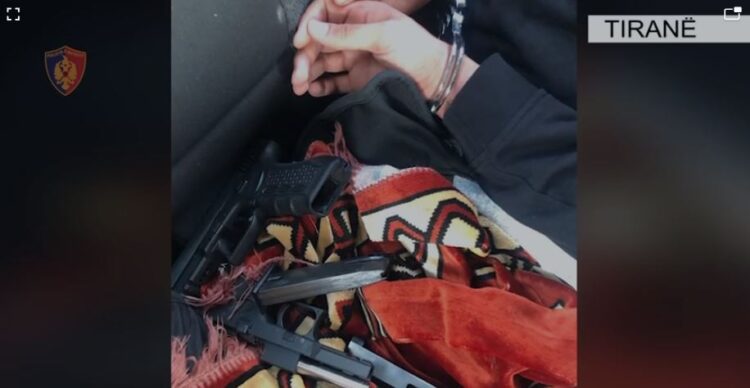 Transportoi armë zjarri nga Kosova në Shqipëri, arrestohet 20-vjeçari