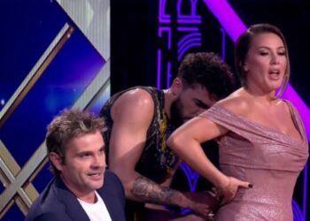 Olta Gixharit i ndodh e papritura, i zbërthehet fustani në skenë