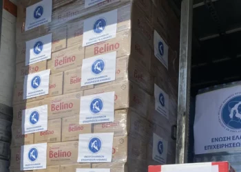 Stuhia në Greqi, bizneset nga Shqipëria ndihma për të përmbyturit