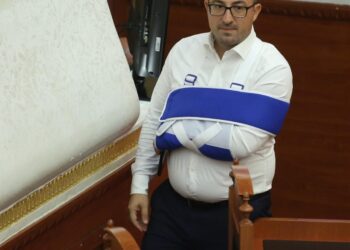 U rrëzua duke kërcyer, Korreshi shfaqet në Kuvend me krah të thyer