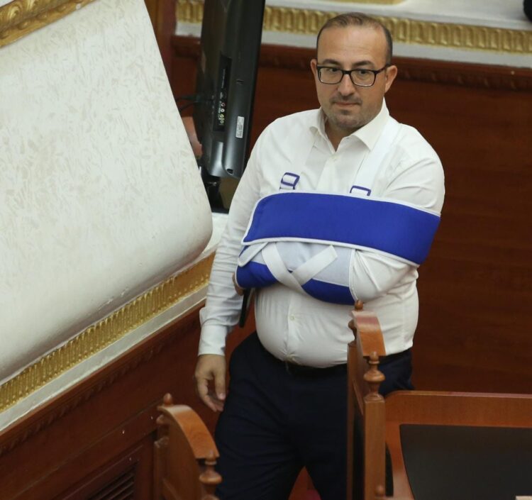 U rrëzua duke kërcyer, Korreshi shfaqet në Kuvend me krah të thyer