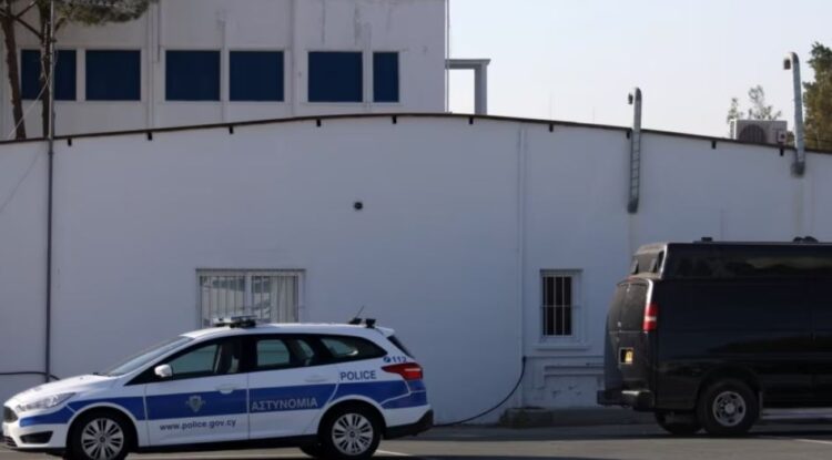 Sulmohet ambasada izraelite, arrestohen 4 persona. Policia jep detaje