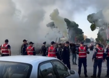 Partizani-Tirana, tifozët “ndezin” derbin. Ja çfarë ndodh (VIDEO)