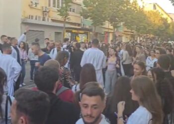 Studentët e mjekësisë në protestë, bllokohet qarkullimi