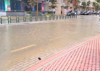 Reshjet e shiut përmbytin Durrësin