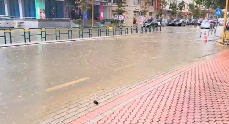 Reshjet e shiut përmbytin Durrësin