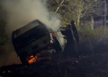 VIDEO/ Automjeti merr flakë në ecje, përfundon në kanal. Dyshimet