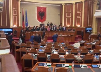 I zunë vendin Nikollës dhe ministrave, ja si opozita bllokoi Kuvendin