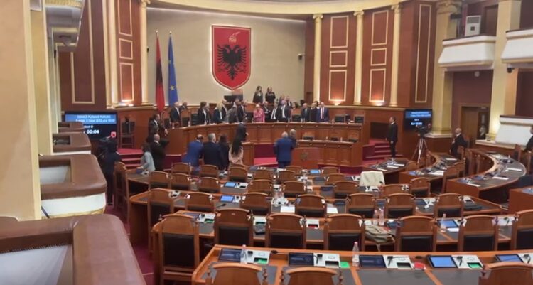 I zunë vendin Nikollës dhe ministrave, ja si opozita bllokoi Kuvendin