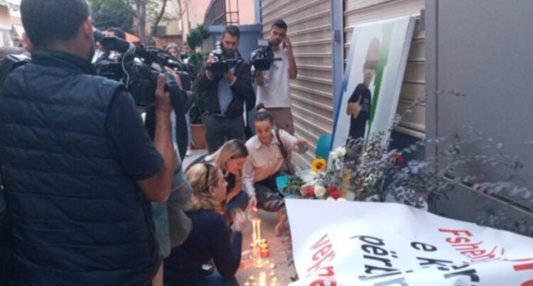 Qytetarët ndezin qiri për 3-vjeçarin që humbi jetën
