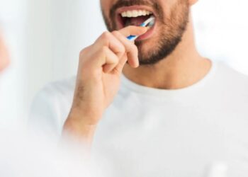 Kur është më mirë të lani dhëmbët, para apo pas mëngjesit?