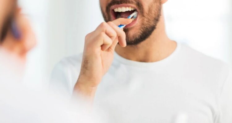 Kur është më mirë të lani dhëmbët, para apo pas mëngjesit?