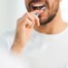 Kur është më mirë të lani dhëmbët, para apo pas mëngjesit?