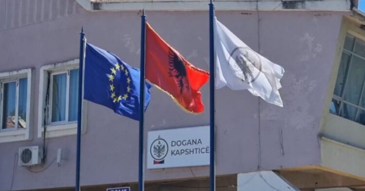 3 automatikë dhe 1 pistoletë në makinë, një i arrestuar në Kapshticë