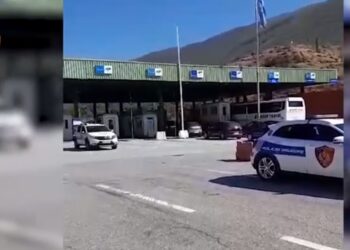 Tentuan të fusnin lëndë piroteknike në Shqipëri, ndalohen 12 persona