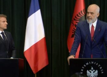 Rama i serviloset Macron-it: Do të përmirësoj frëngjishten time!