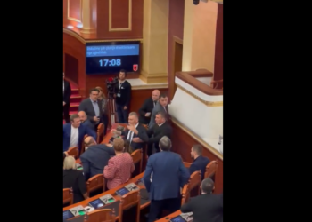 Tensionet në Kuvend, ndërpritet 2 herë seanca brenda pak minutash