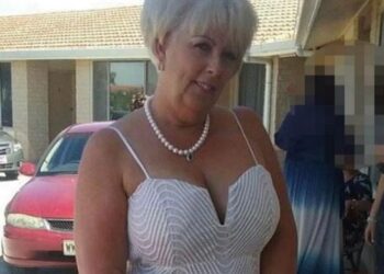 Tragjike/ Gruaja hedh burrin në prerësen e druve për të…