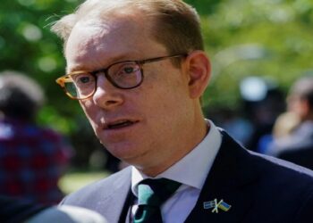 Harroi pasaportën! Incidenti i papritur i kushton samitin e Kievit