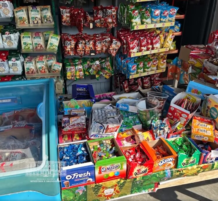 Shiste ushqime të skaduara afër shkollës, procedohet 60-vjeçarja
